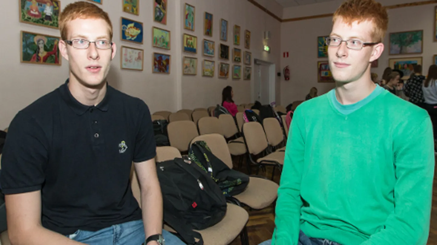 Narva keeltelütseumi õpilased Artjom ja Maksim Borissov elasid sügisel kümme päeva Võrumaal ja käisid seal koolis, et enda sõnul "harjuda eesti keelega".