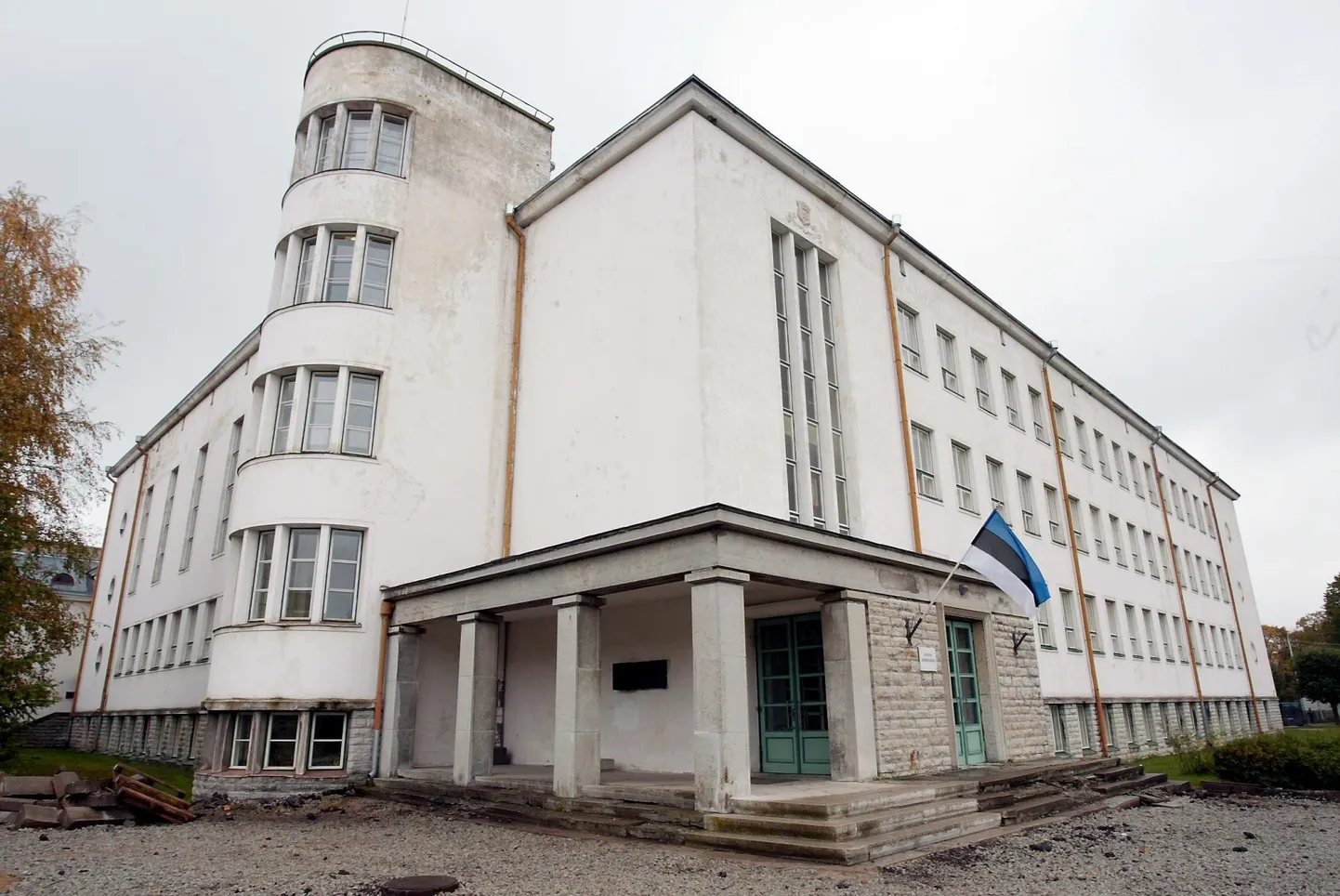 Rakvere gümnaasium ja teised Rakvere munitsipaalkoolid jätkavad kontaktõppel.