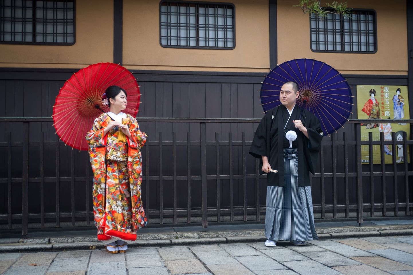 Jaapani noorpaar traditsioonilistes rõivastes poseerimas Kyotos. Üha vähem jaapanlasi abiellub, kuna elamispinda on keeruline leida ja pidevalt valitseb hirm kaotada tööd.