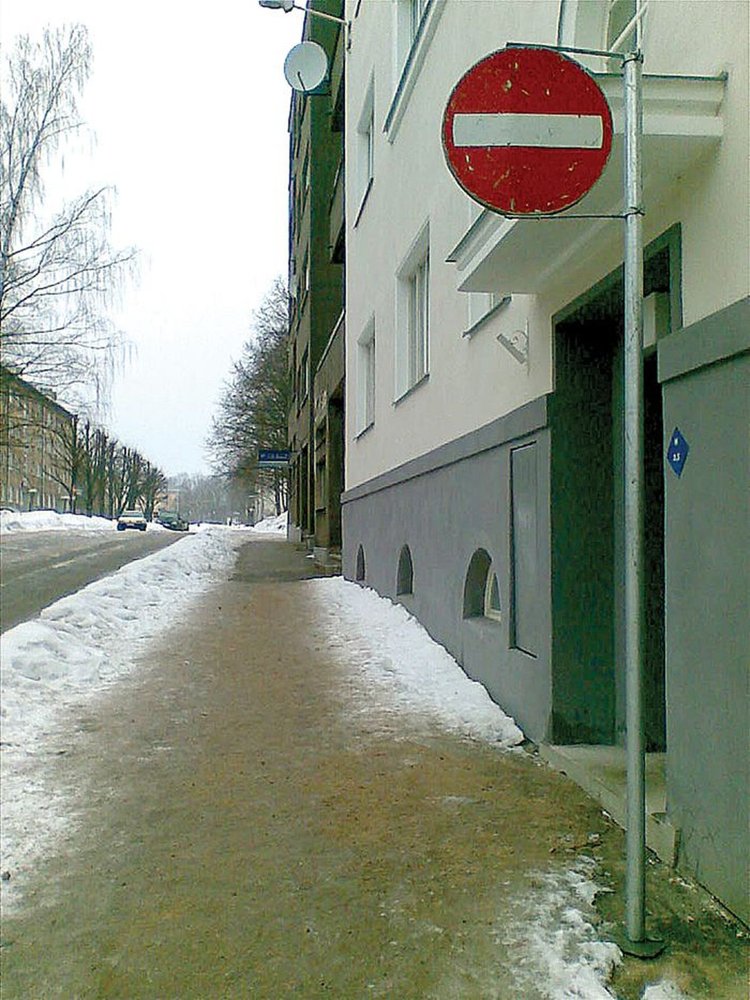 Sissesõitu keelav märk Struve tänaval.
