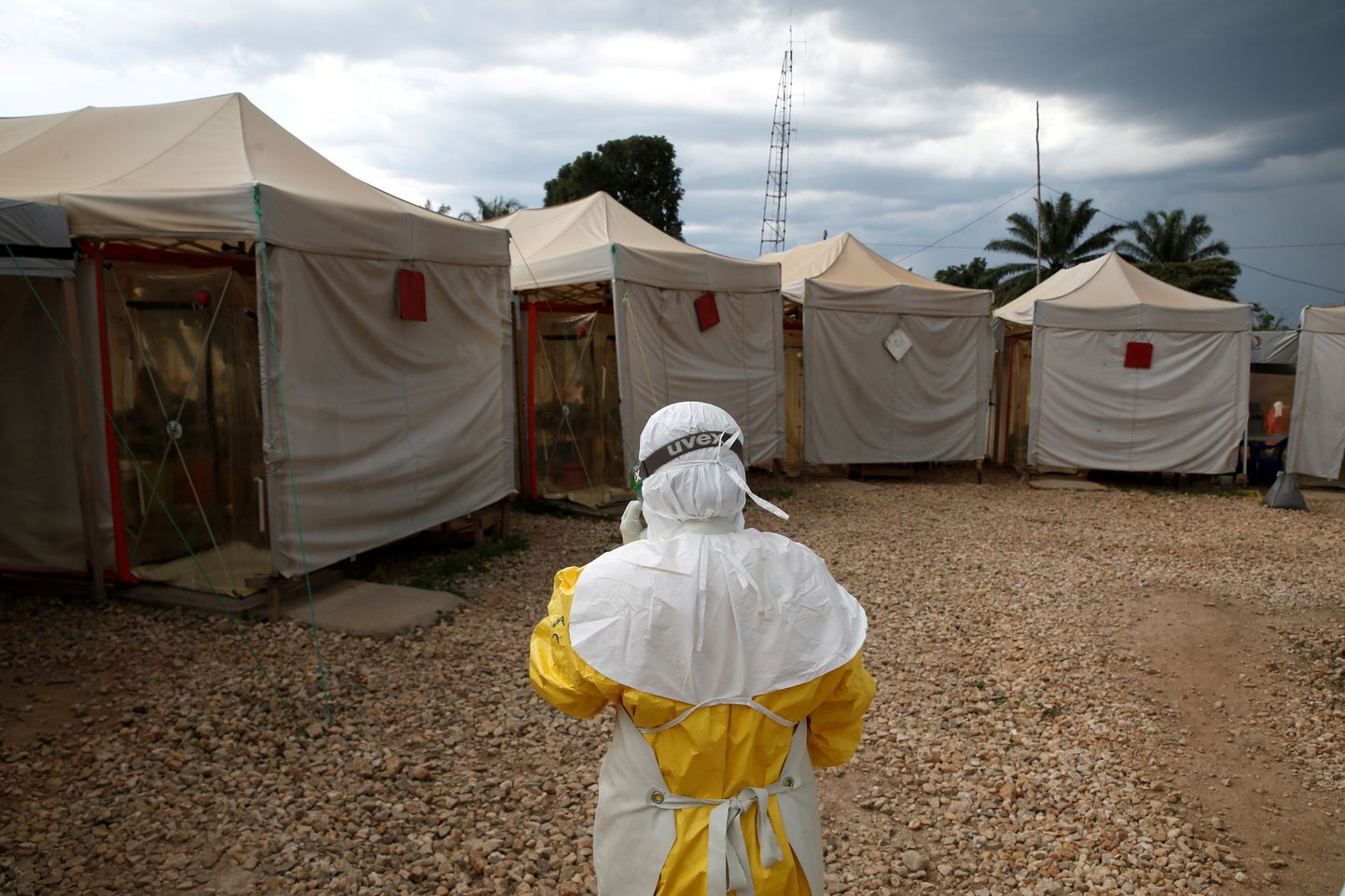 Kaitseriietuses meditsiinitöötaja ebolaravi keskuses Kongo DV-s Gomas.