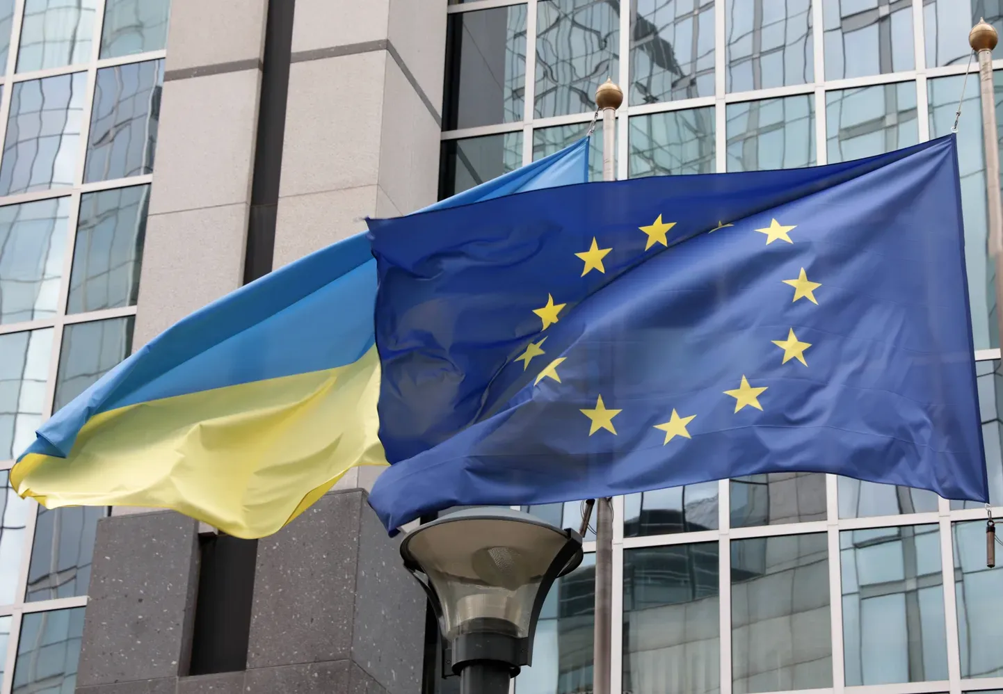 Флаги Украины и ЕС. Иллюстративное фото.