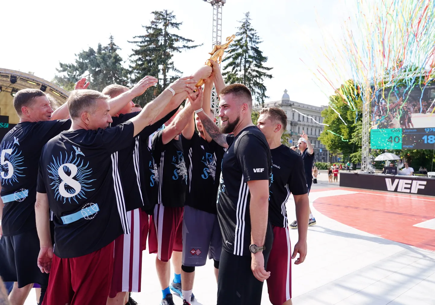 Politiķu spēle diennakts basketbola turnīrā "Krastu mačs"  Esplanādē.