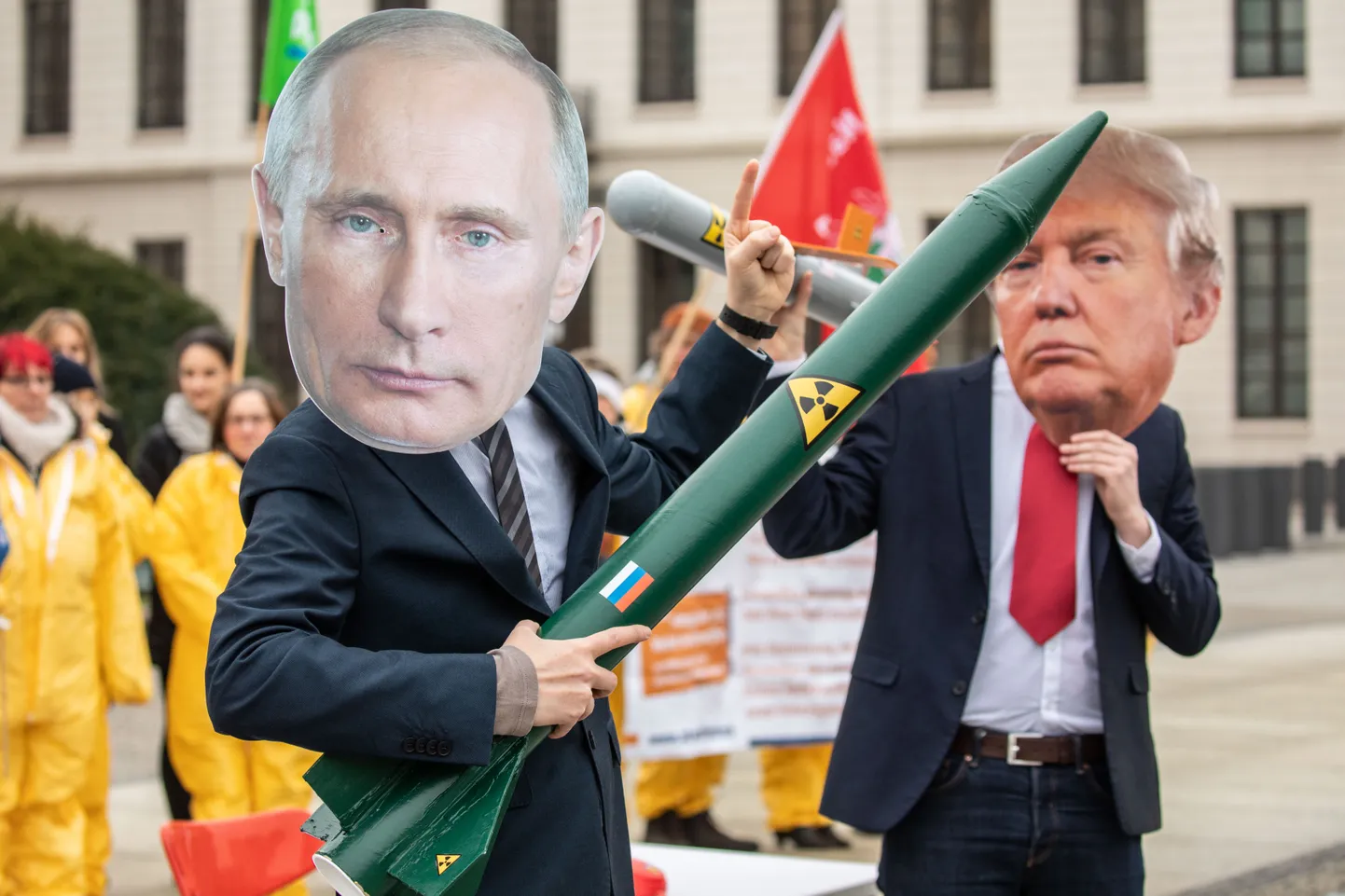 Tuumarelva- vastased meeleavaldajad Saksamaal Vene presidenti Vladimir Putinit ja USA presidenti Donald Trumpi kujutavate maskidega.