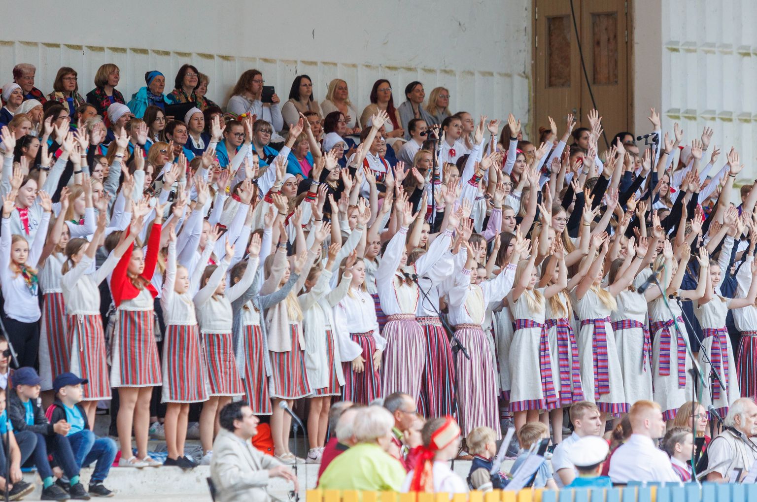 Võru maakonna laulu- ja tantsupidu "Võta aigu", millel osales üle 2000 esineja.
