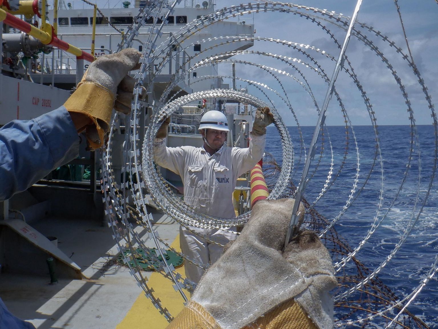 Laevameeskond paigaldab okastraadist tõkkeid, et takistada somaalia piraatide pardale ronimist Adeni lahel Ida-Aafrikas.       