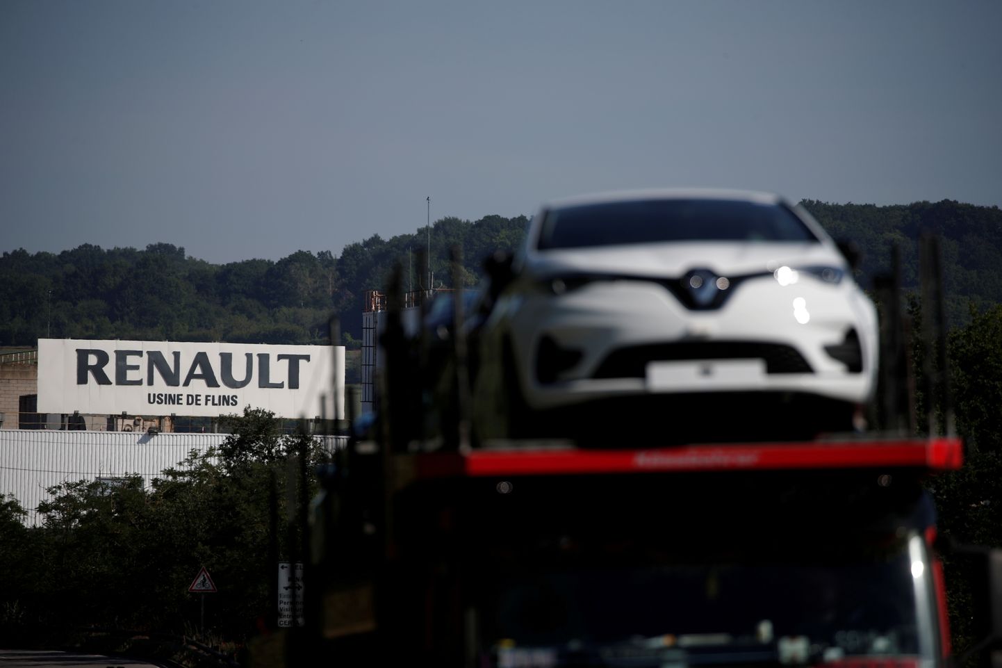 Renault sõiduauod tehasest väljumas.