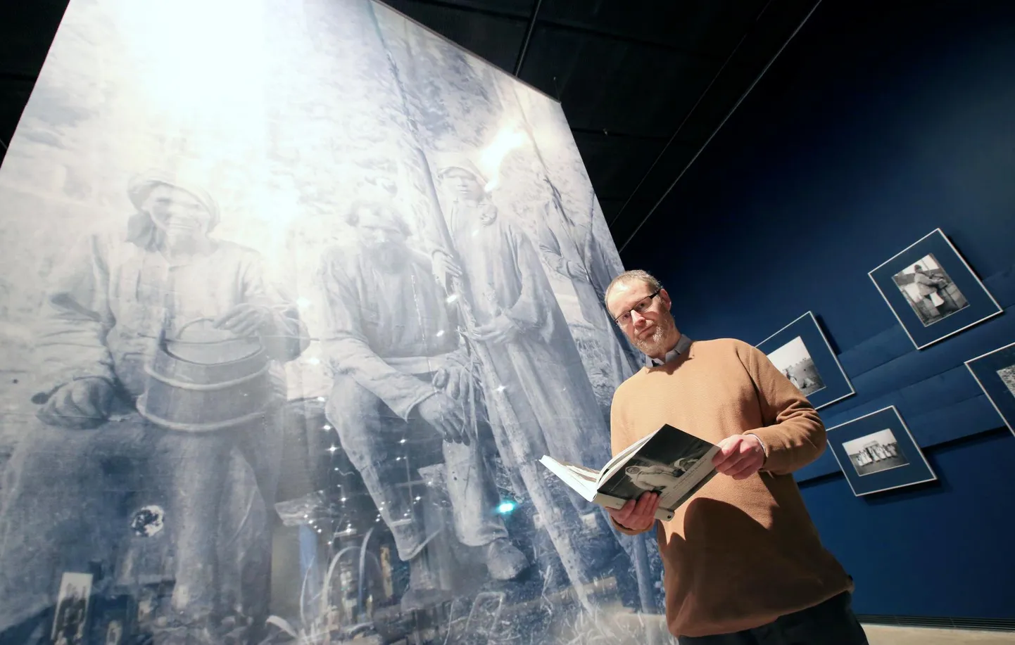 Näituse fotod olid eile lõunaks ERMi galeriis seintele kinnitatud. «Asi edeneb. Nüüd tuleb veel kleepida tekstid,» ütles Indrek Jääts. Käes hoidis ta enda koostatud raamatut, mille piltidest suurem osa on väljapanekus.
