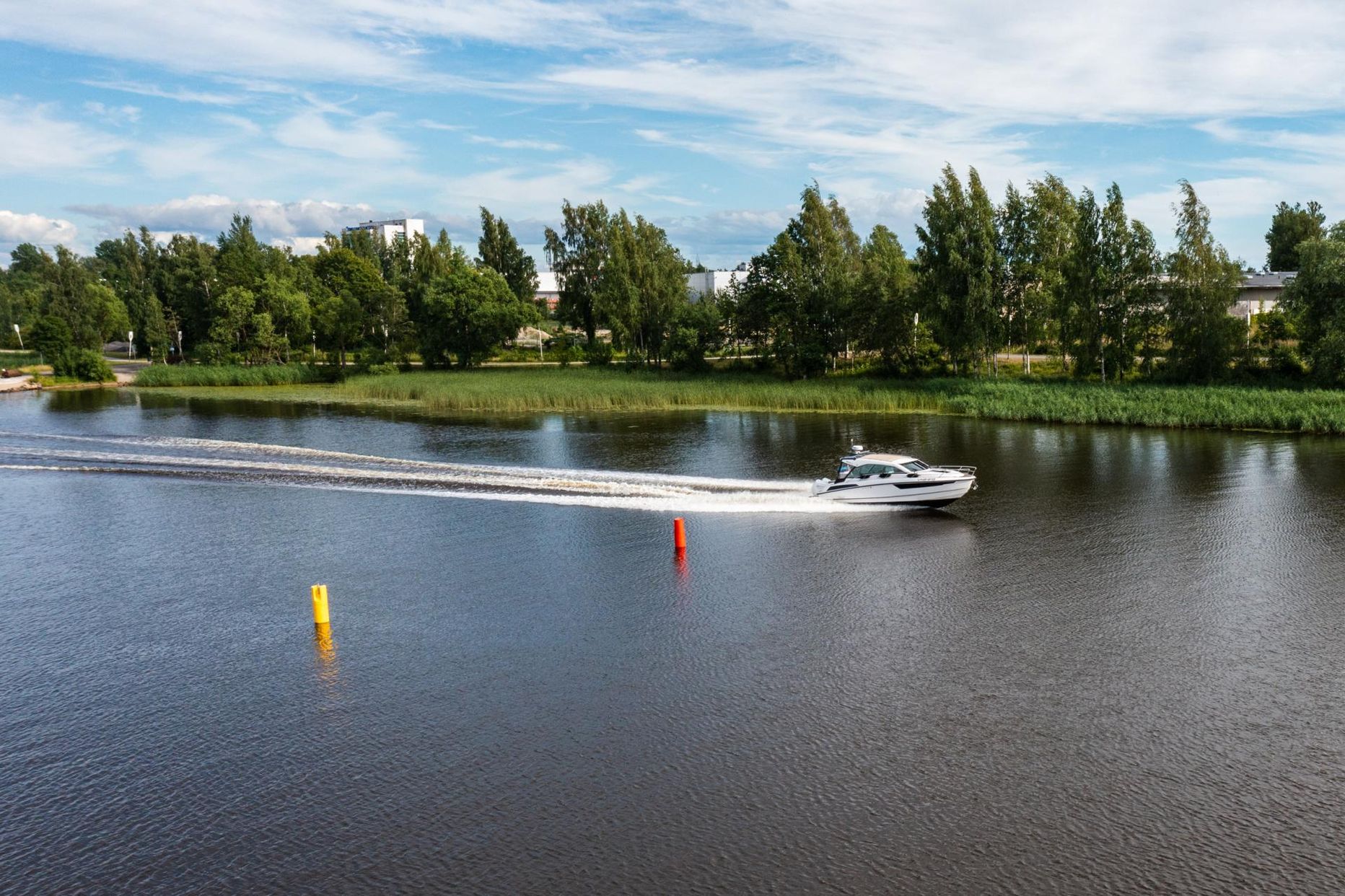 Pärnu jõel kehtib 1. juunist uus liikluskord, millega jagatakse jõgi kaheks: vasakkallas mootorsõidukitele ja paremkallas sõudjatele. Paraku paljud veesõitjad sellest kinni ei pea.