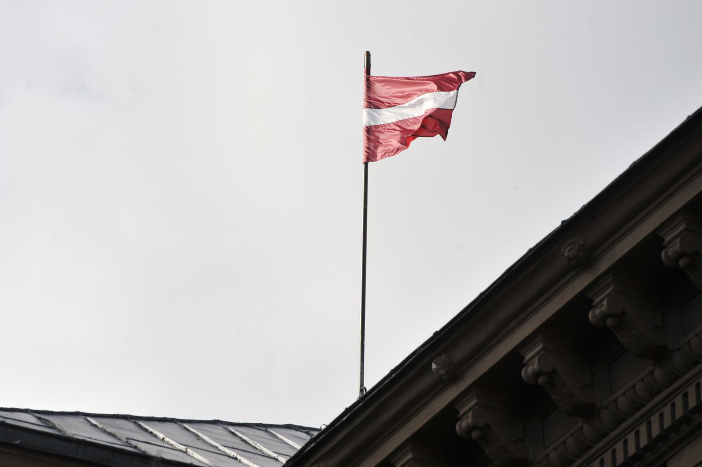 Läti seimi hoone ja lipp.