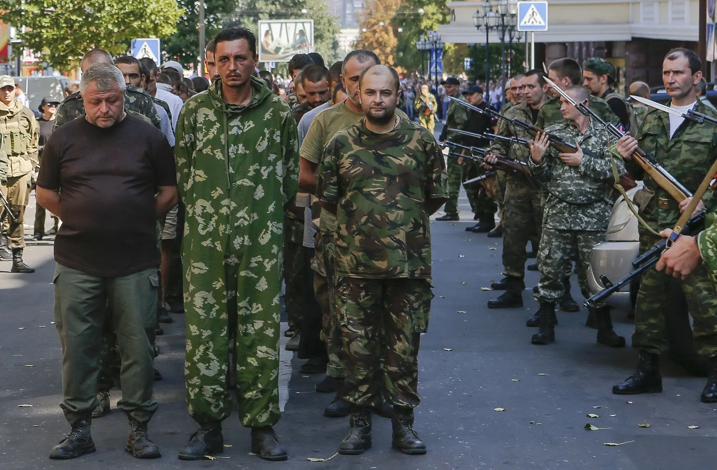 Donetski separatistid sundisid vangi võetud valitsusvägede sõdureid augustis Ukraina isesisvuspäeval tänavatel kõndima ja mõnitasid neid.