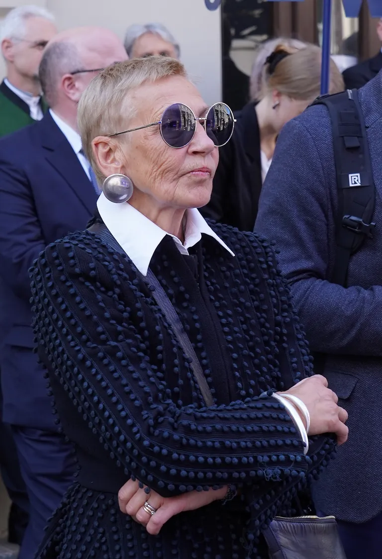 Arhitekte Zaiga Gaile piedalās Rīgas Vāgnera teātra laika kapsulas iemūrēšanas ceremonijā, simboliski atzīmējot ēkas atjaunošanas darbu sākumu.