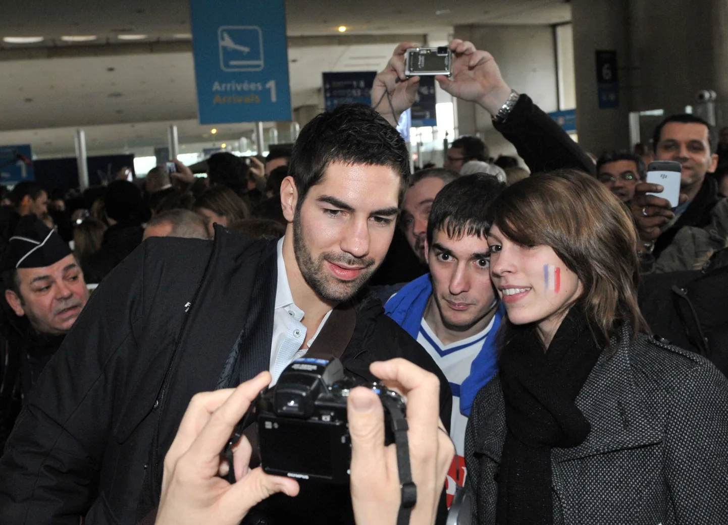 Nikola Karabatic (vasakul) Pariisi lennujaamas fännide piiramisrõngas.