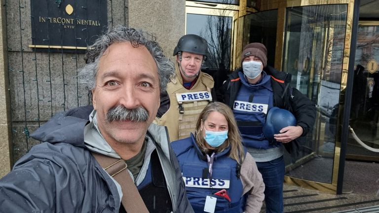 Fox Newsi fotograaf ja kaameramees Pierre Zakrzewski (ees) tegi 13.märtsil Ukrainas Kiievis Intercontinental hotelli ees selfi oma kolleegidega Yonat Frillingi, Steve Harrigani ja Ibrahim Hazbouniga. Zakrzewski hukkus 14. märtsil