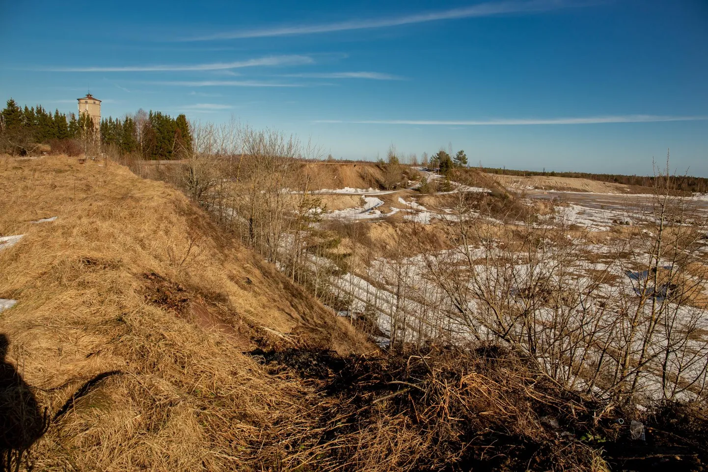 Pärnu linnas Lavassaare alevis on maastik rikutud kruusa kui ehitusmaavara ammendamise järel, kunagise karjääri sein kõrgub kaljuna kuristiku veerel.
