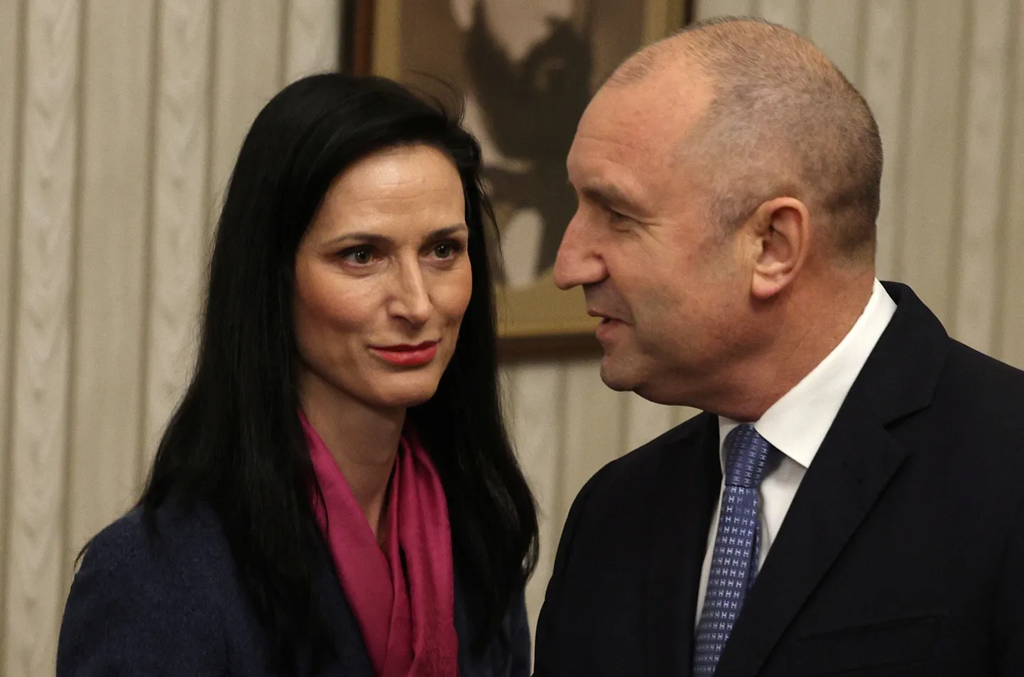 Marija Gabriela (GERB-SDS), kurai bija plānots pārņemt amatu no līdzšinējāpremjerministra Nikolaja Denkova un Bulgārijas prezidents Rumens Radevs.