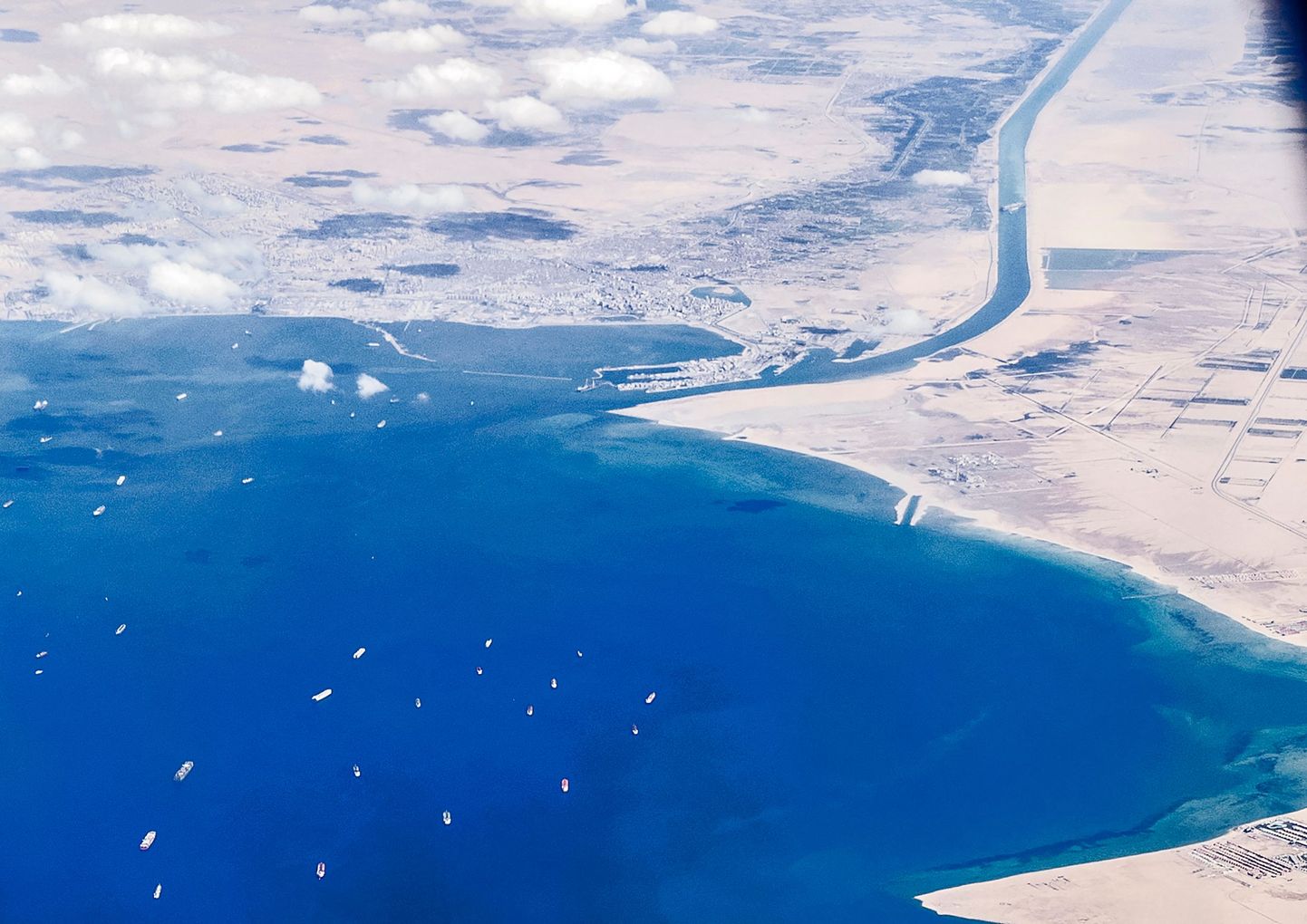 Aerofoto laevadest, mis ootavad Punase mere Suezi sadamalinna juures, et läbida Suessi kanal