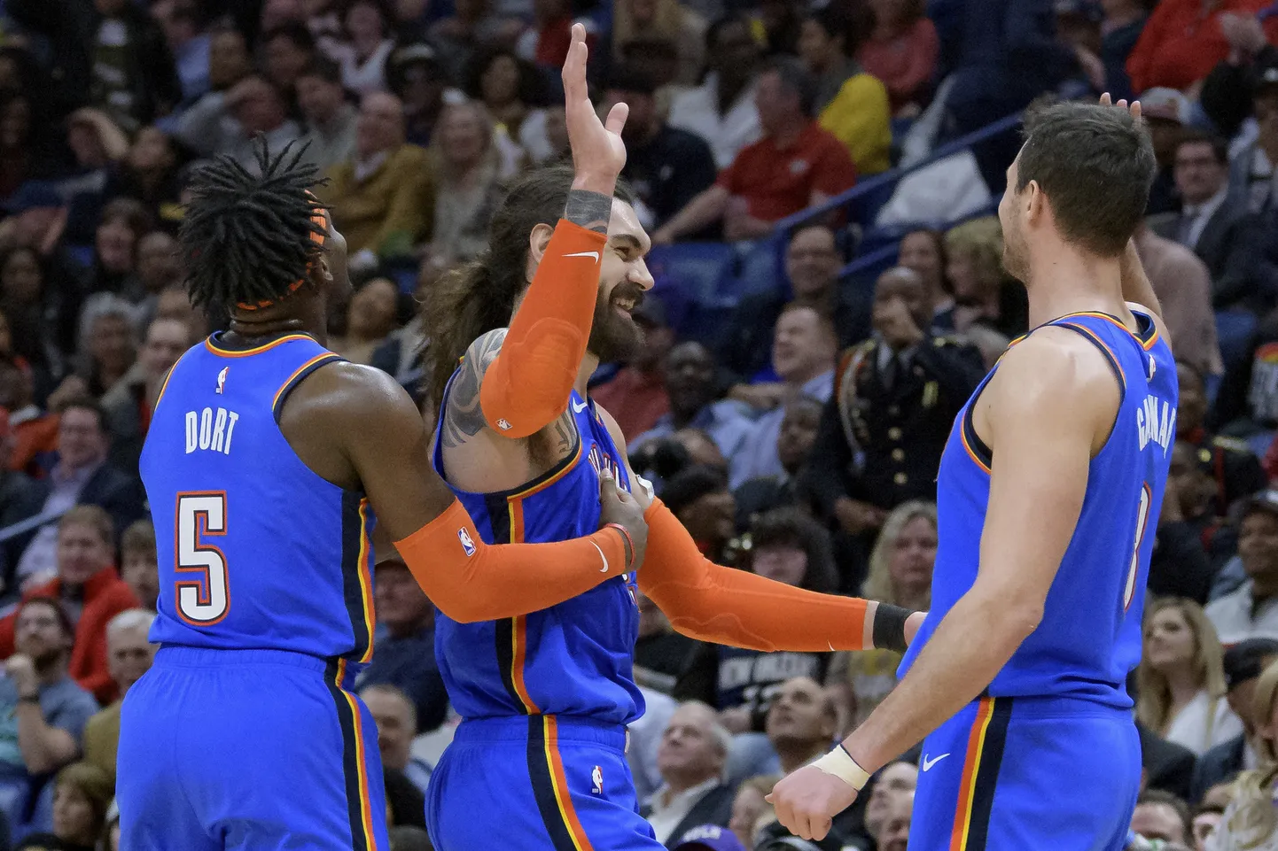 Steven Adams (keskel).