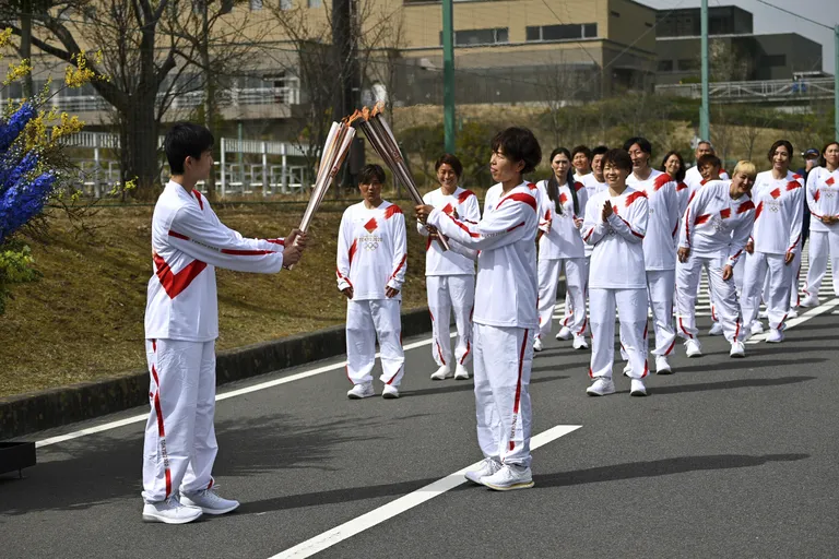 Azusa Iwashimizu annab olümpitule üle üliõpilasele Asato Owadale.  