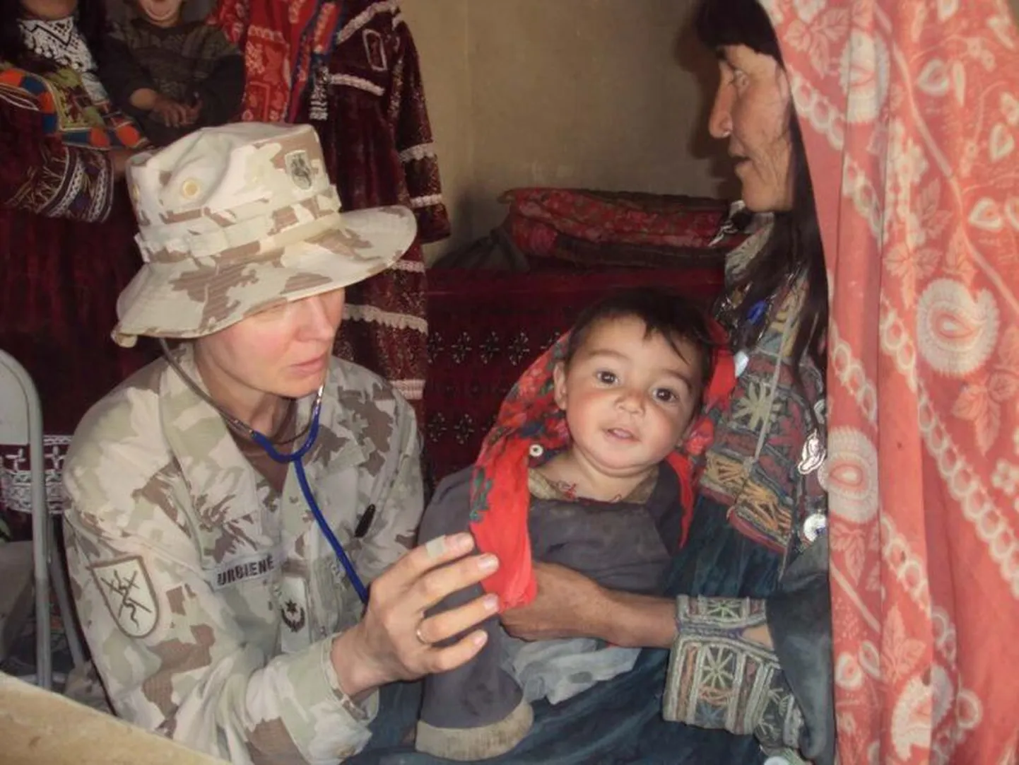 Leedu sõjaväemeedik afgaani last üle vaatamas.