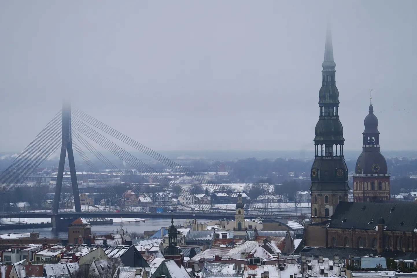 Skats uz Vanšu tiltu, Doma baznīcu un Rīgas Sv. Pētera baznīcu.