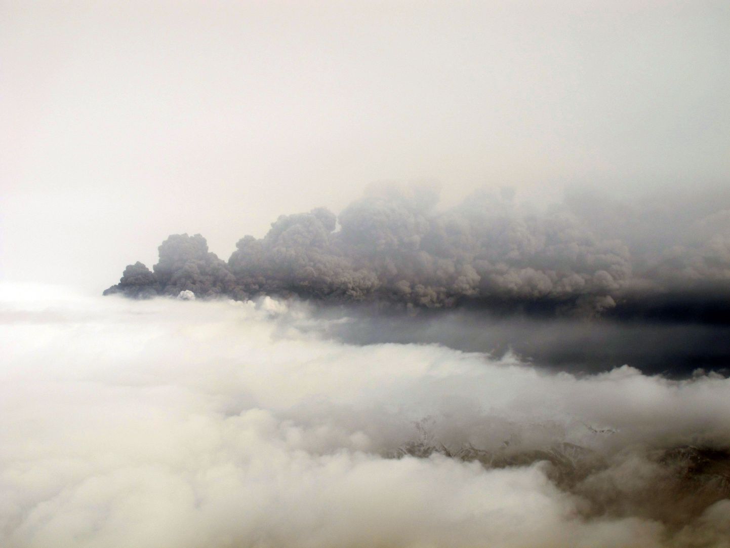 Облако вулканического пепла над Исландией.