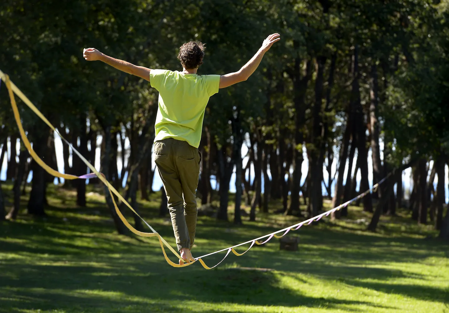 Slackline on puude või postide vahele pingule tõmmatud elastne liin, mille laius on 2,5–5 cm olenevalt tüübist ja otstarbest. See ei ole jäik, vaid liigub tänu venivusele jalge all üles-alla ja kõrvale, mis võimaldab harjutada tasakaalu hoidmist ja treenida süvalihaseid.