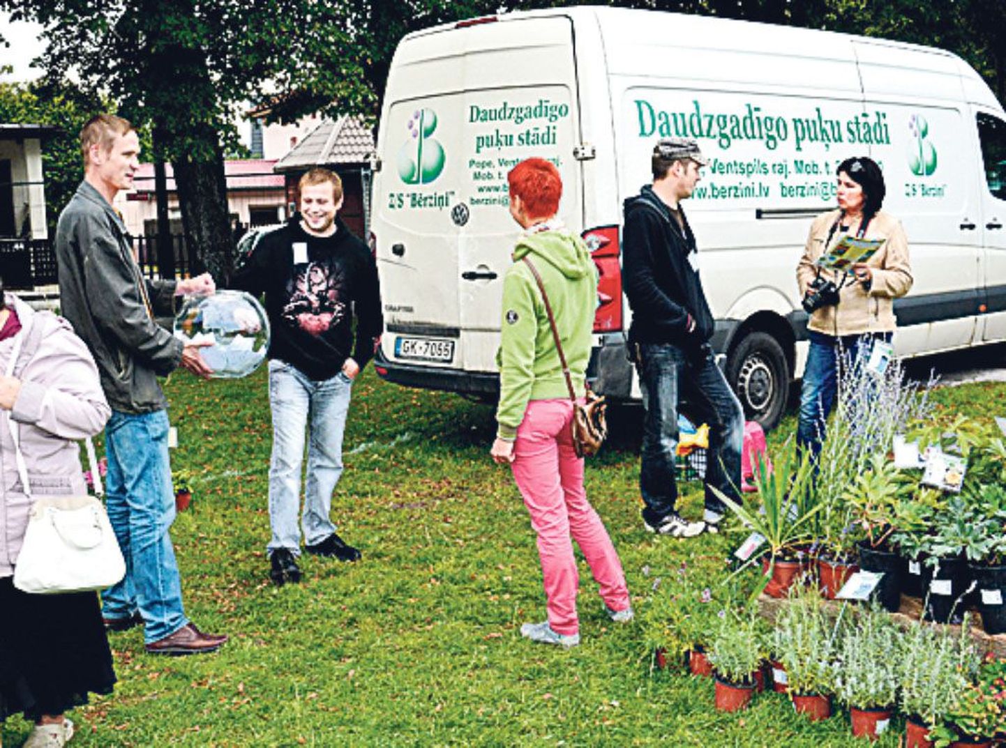 Läti perefirma Berzini välja pandud lillepeenra loosis välja ettevõtte esindaja Osvalds Berzins.