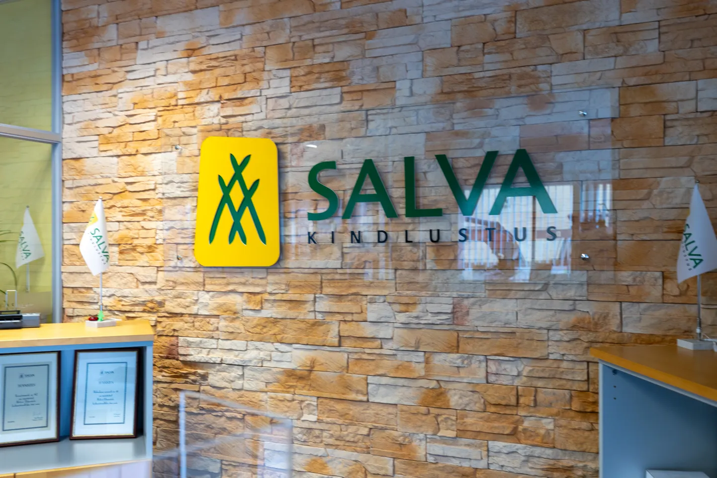 Salva kindlustuse logo seinal.