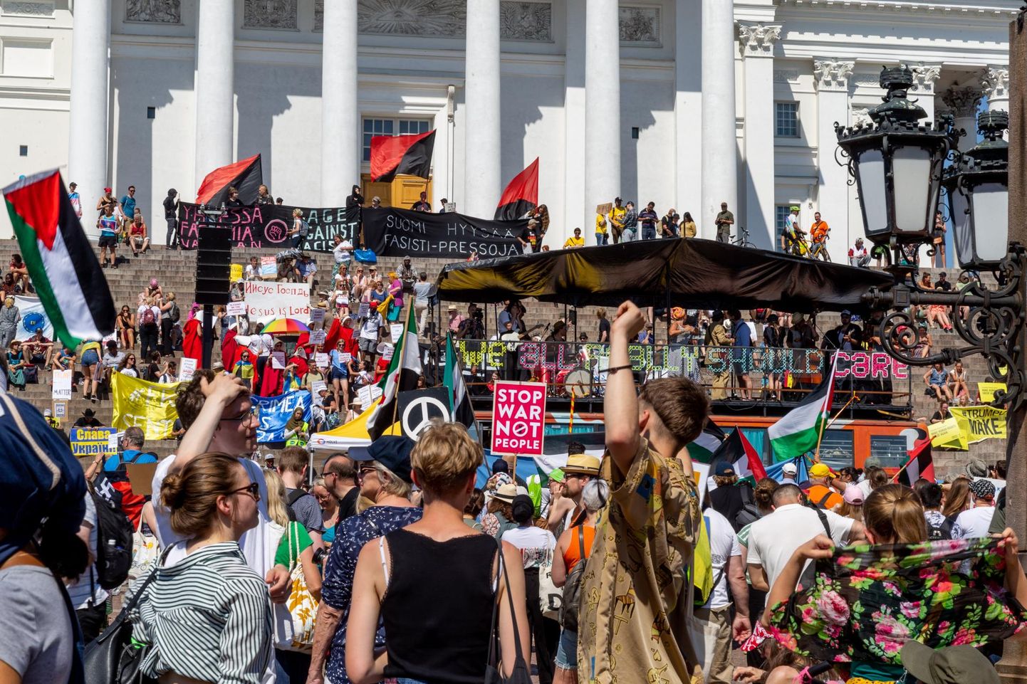 Meeleavaldajad Helsingi Senati väljakul meelt avaldamas. FOTO: Joakim Klementi