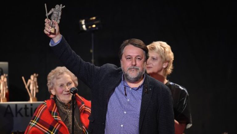 Vitālijs Manskis saņem balvu par  dokumentālo filmu «Saules staros» 
