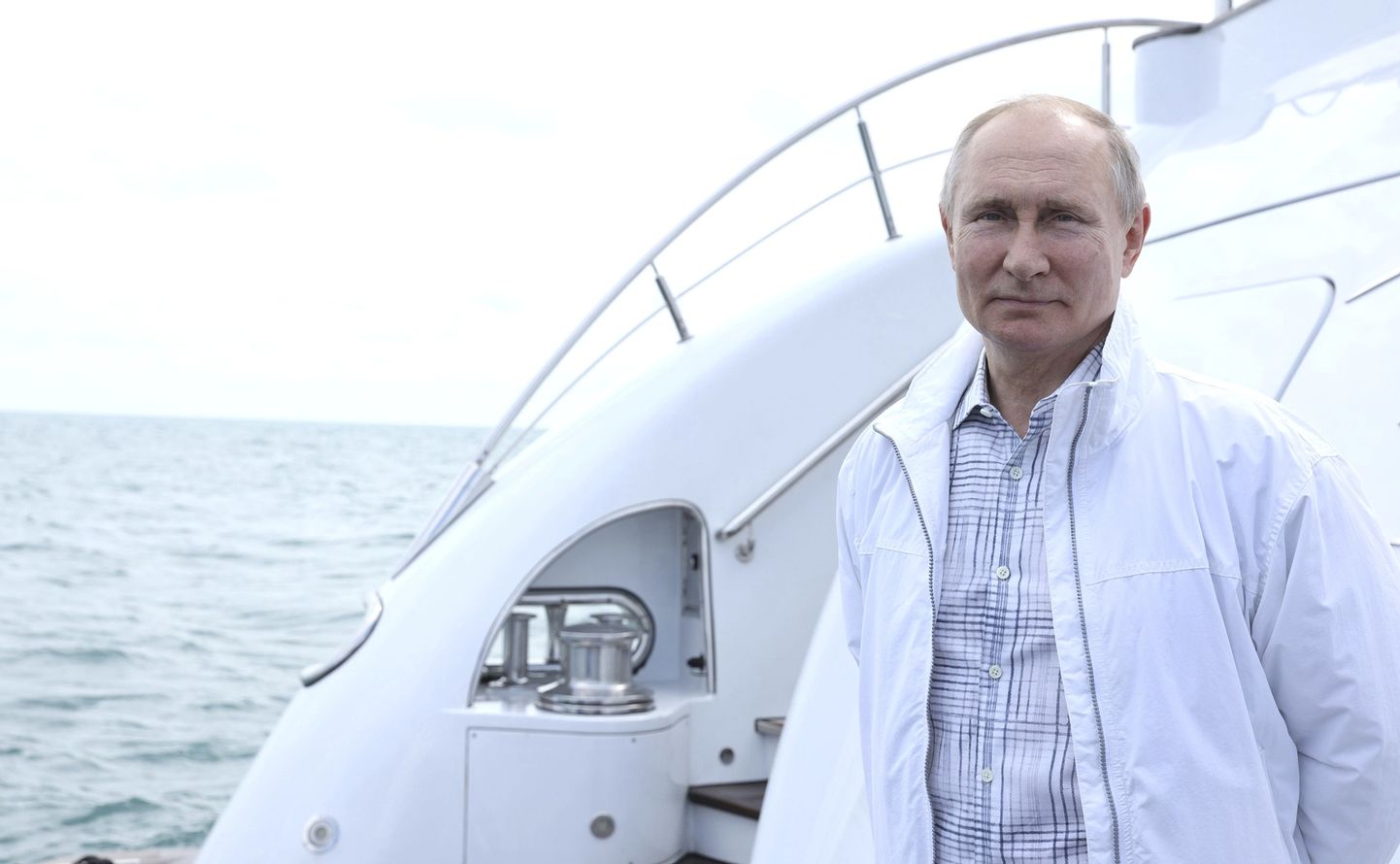 Venemaa president Vladimir Putin 29. mail 2021 Mustal merel luksusjahi pardal
