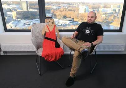 Tartu arendusmeeskonna juht Marko Nõu ja naistöötajate eellane Olga ülikoolilinna kohal Pipedrive'i kontoris.