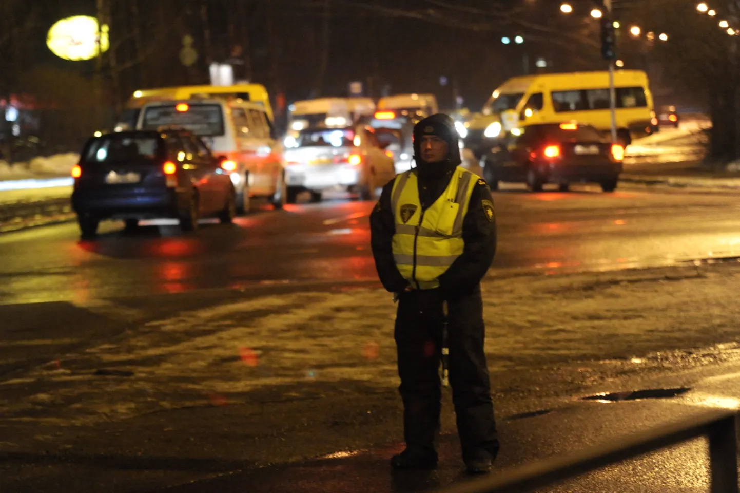 Ceļu policists regulē satiksmi uz Akmens tilta. Ilustratīvs attēls