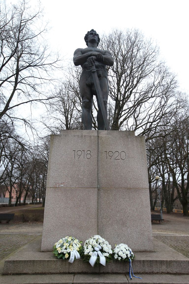 Tartu vabadussamba Kalevipoja jalamile viisid eile hommikul lilli Tartu linna, kaitseväe ühendatud õppeasutuste ja kaitseliidu Tartu maleva esindajad.