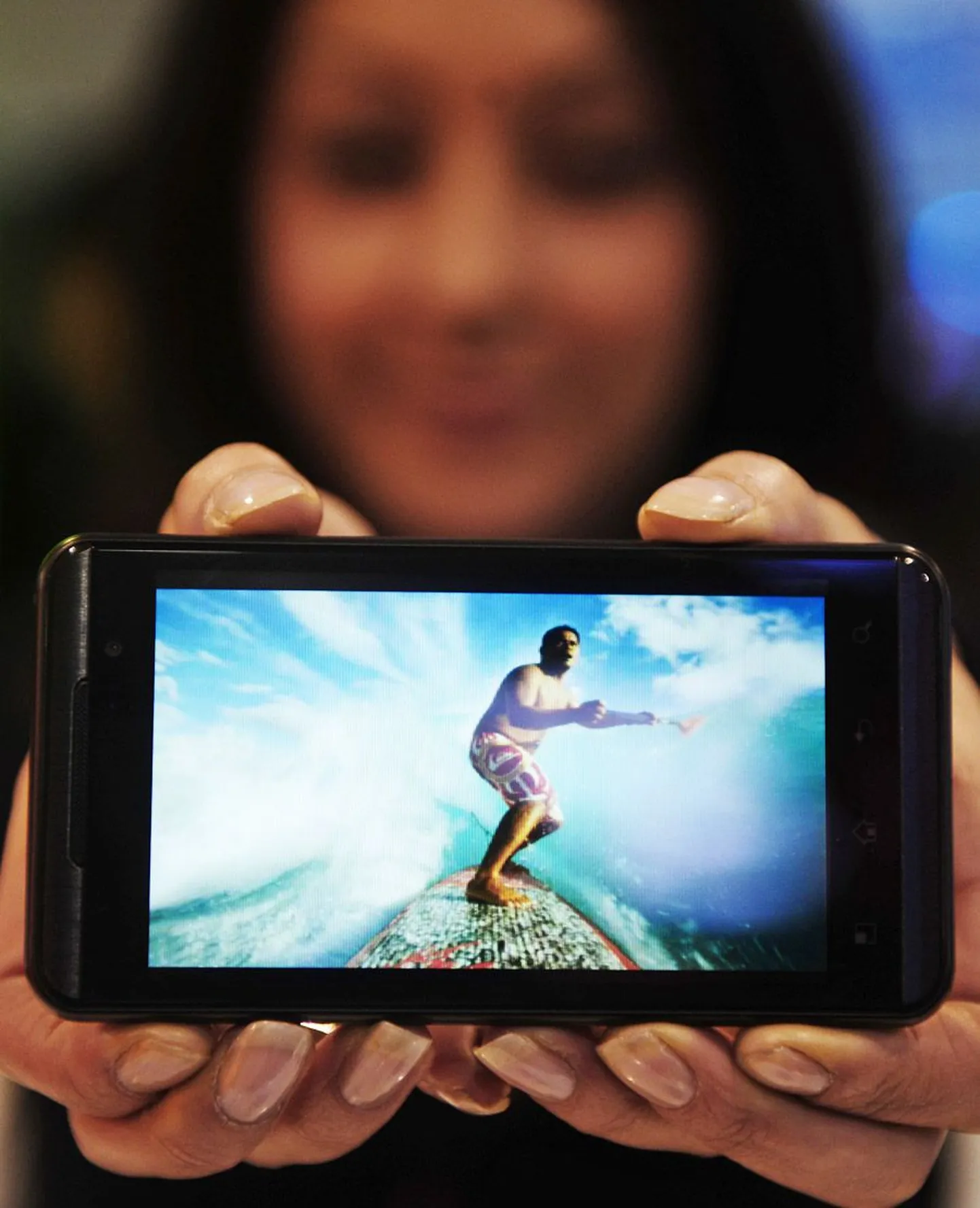 LG Optimus 3D-telefon edastab kolmemõõtmelist pilti ja selle vaatamiseks pole isegi erilisi prille vaja.
