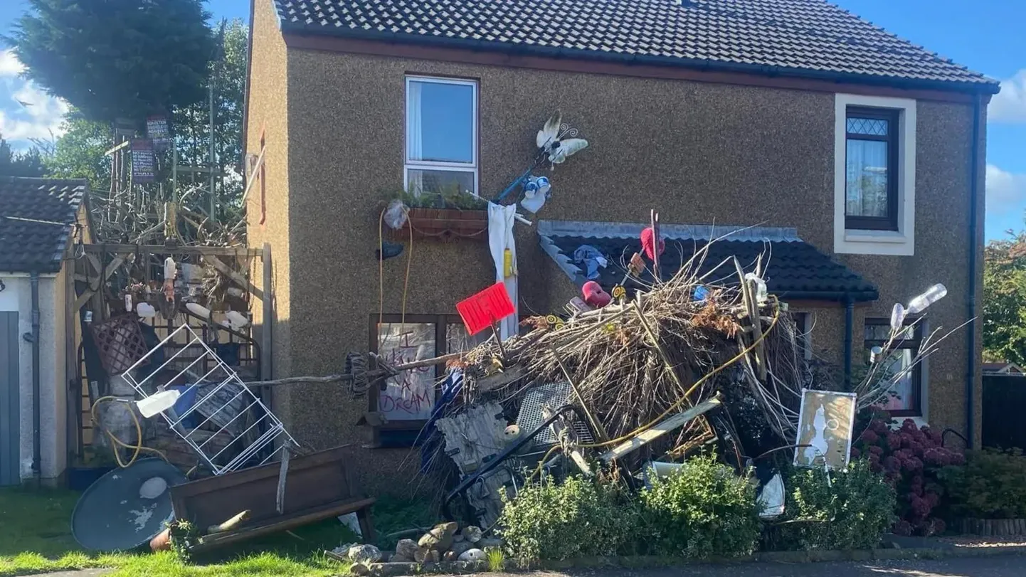Dalgety Bay's Fife'is elav Carbonaro on oma esi- ja tagahoovis teinud juba üheksa aastat eriilmelisi skulptuure, aga naabrid pole sellest vaatepildist sugugi vaimustunud.