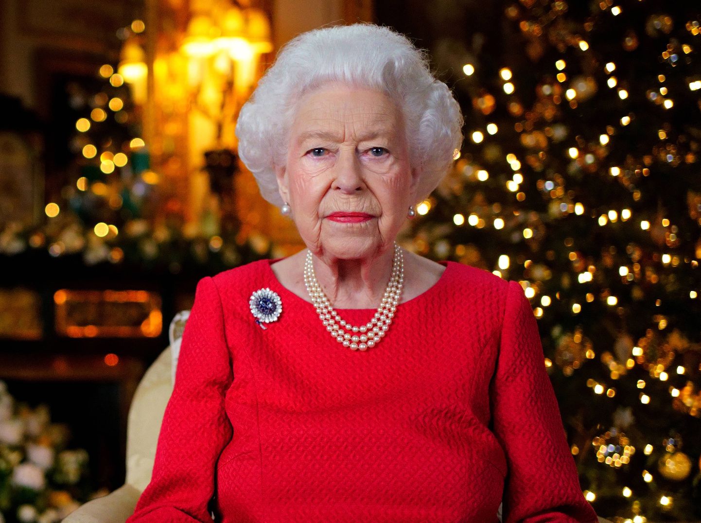 Kuninganna Elizabeth II Windsori lossis jõulukõnet pidamas