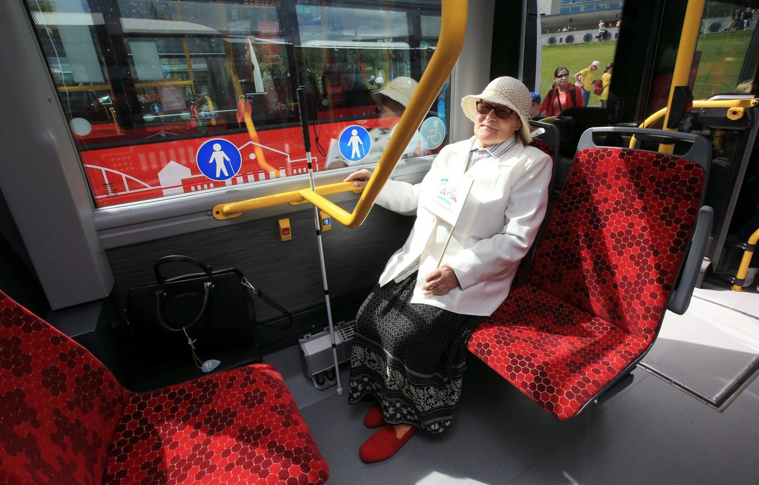Nägemispuudega Raja Viira proovis uue bussi istet.