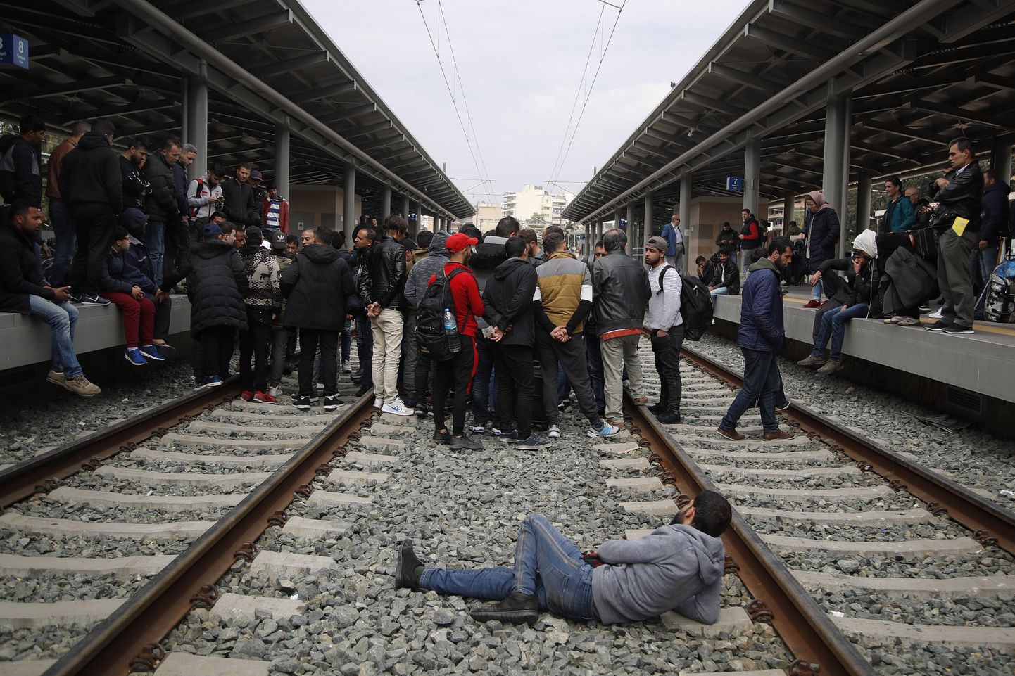 Migrandid Ateena keskraudteejaamas.