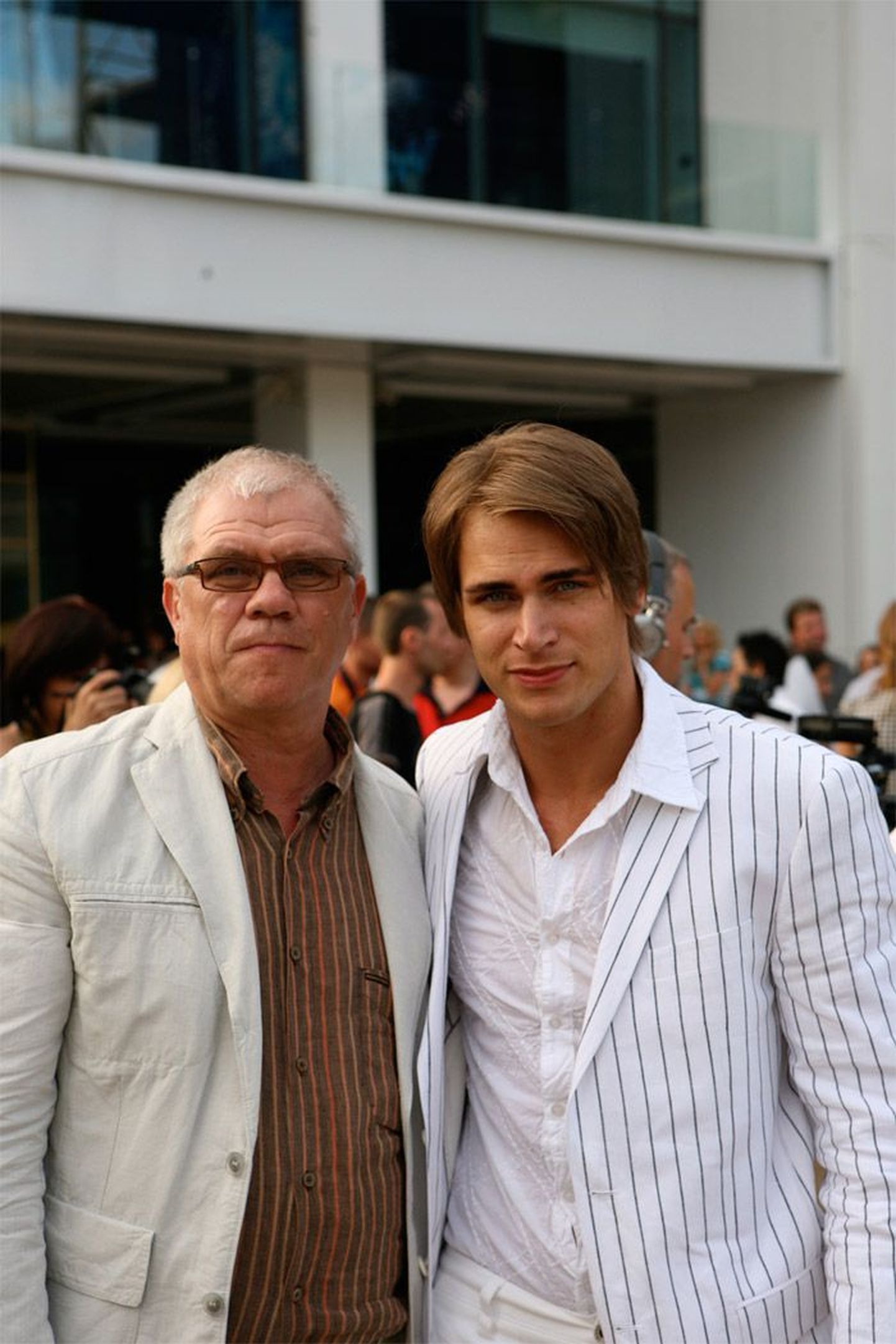 Uku Suvistele (paremal) sõitis Jurmalasse kaasa elama ka tema režissöörist isa Raivo Suviste.