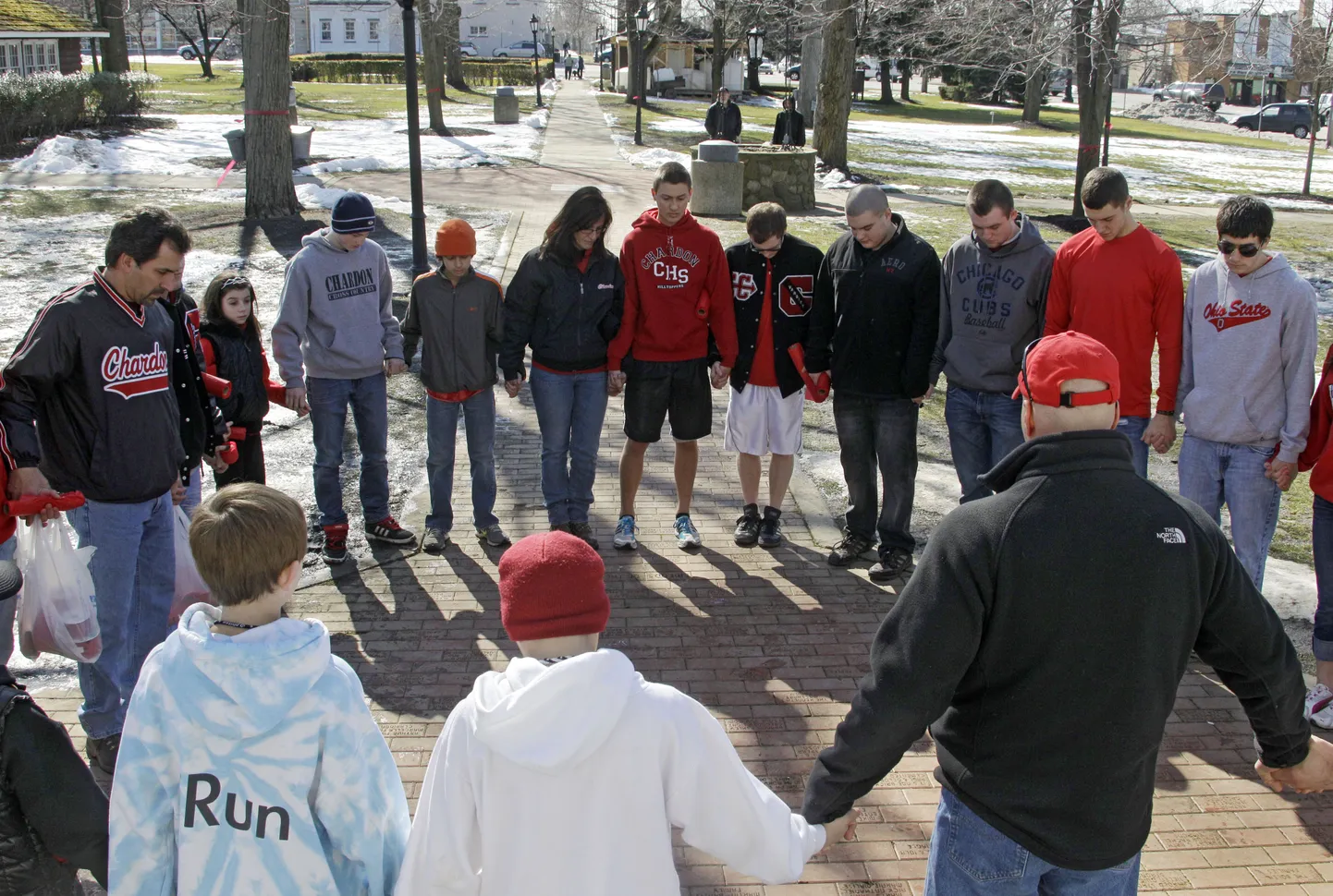 Chardoni keskkooli õpilased ja lapsevanemad tulistamisohvrite eest palvetamas.