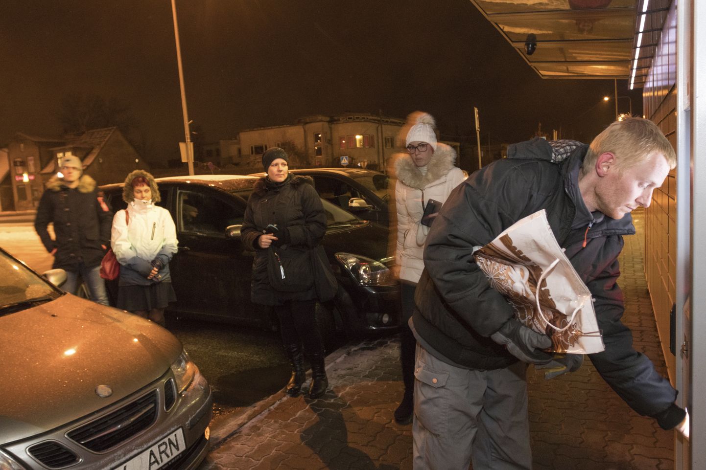 Eile õhtul jagas kuller Martin Murumäe bussijaama kõrval Omniva automaadi juures pakke.