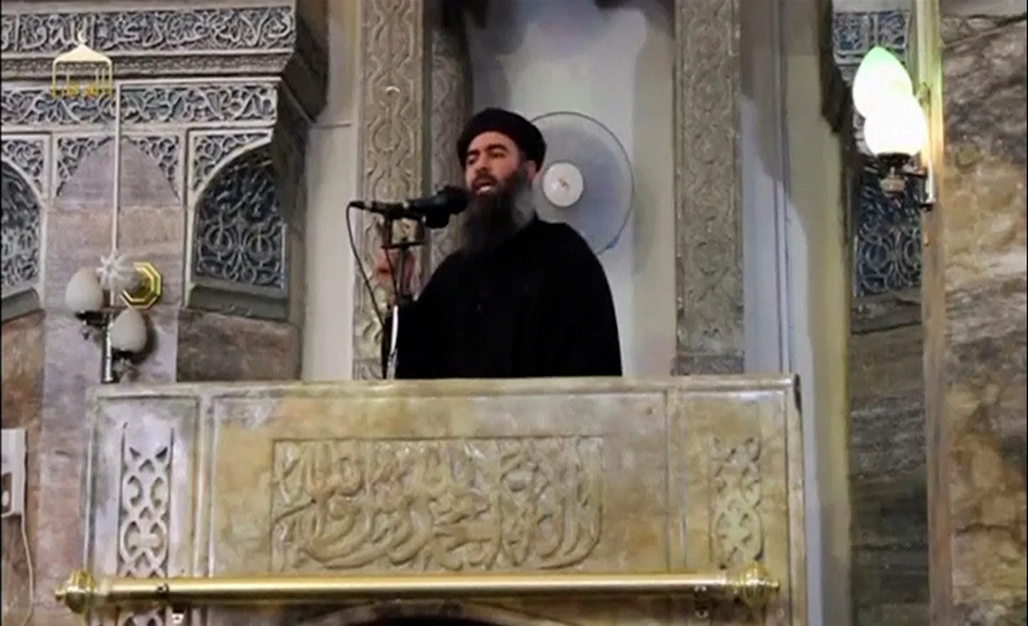 Abu Bakr al-Baghdadi Mosulis 2014. aastal jüngritele kõnet pidamas.