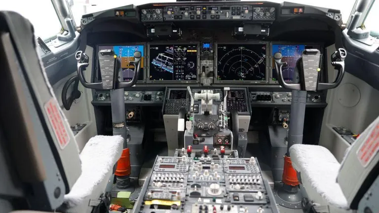 Новый самолет — новый кокпит, а значит, и программа сертификации для пилотов. На снимке — кокпит 737 Мах