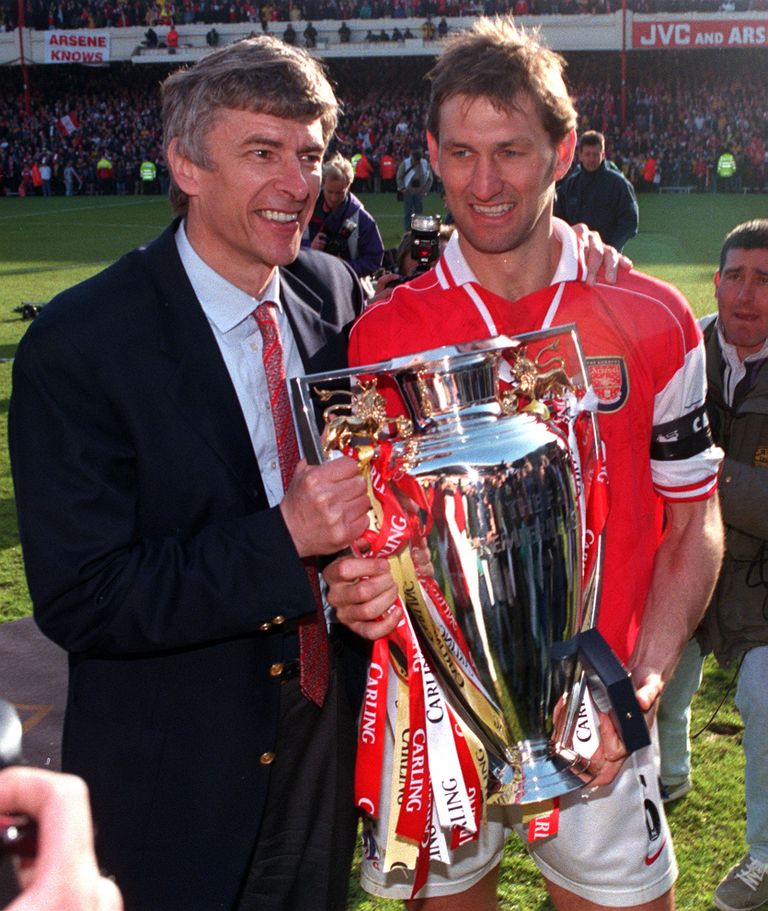Arsene Wenger ja Arsenali kapten Tony Adams pärast 1998. aasta Inglismaa meistritiitli võitmist.