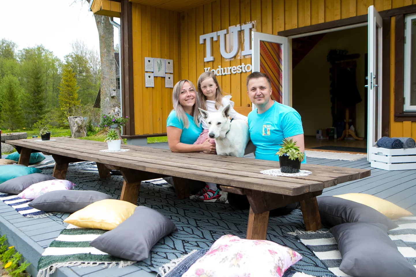 SÕRVEMAA ELAB: Tui koduresto peremehe Kristjan Koppeli arvates on lahe, et Sõrve on tekkinud palju uusi elanikke: noori ja peresid. “Midagi kasu ka sellest koroonast, vähemasti leiavad inimesed oma koha siin Sõrvemaal,” tähendab koos kaasa Marise, tütar Karola ja perelemmik Sofiga pildile jäänud Kristjan.