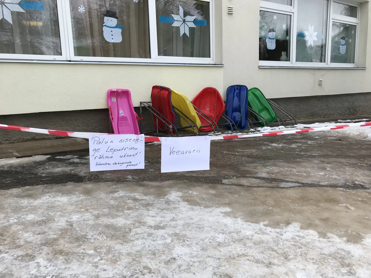 Hommikul võis lasteaia ees näha ühe sissepääsu juures veeavariist teatavat silti ning palvet kasutada järgmist sissepääsu.