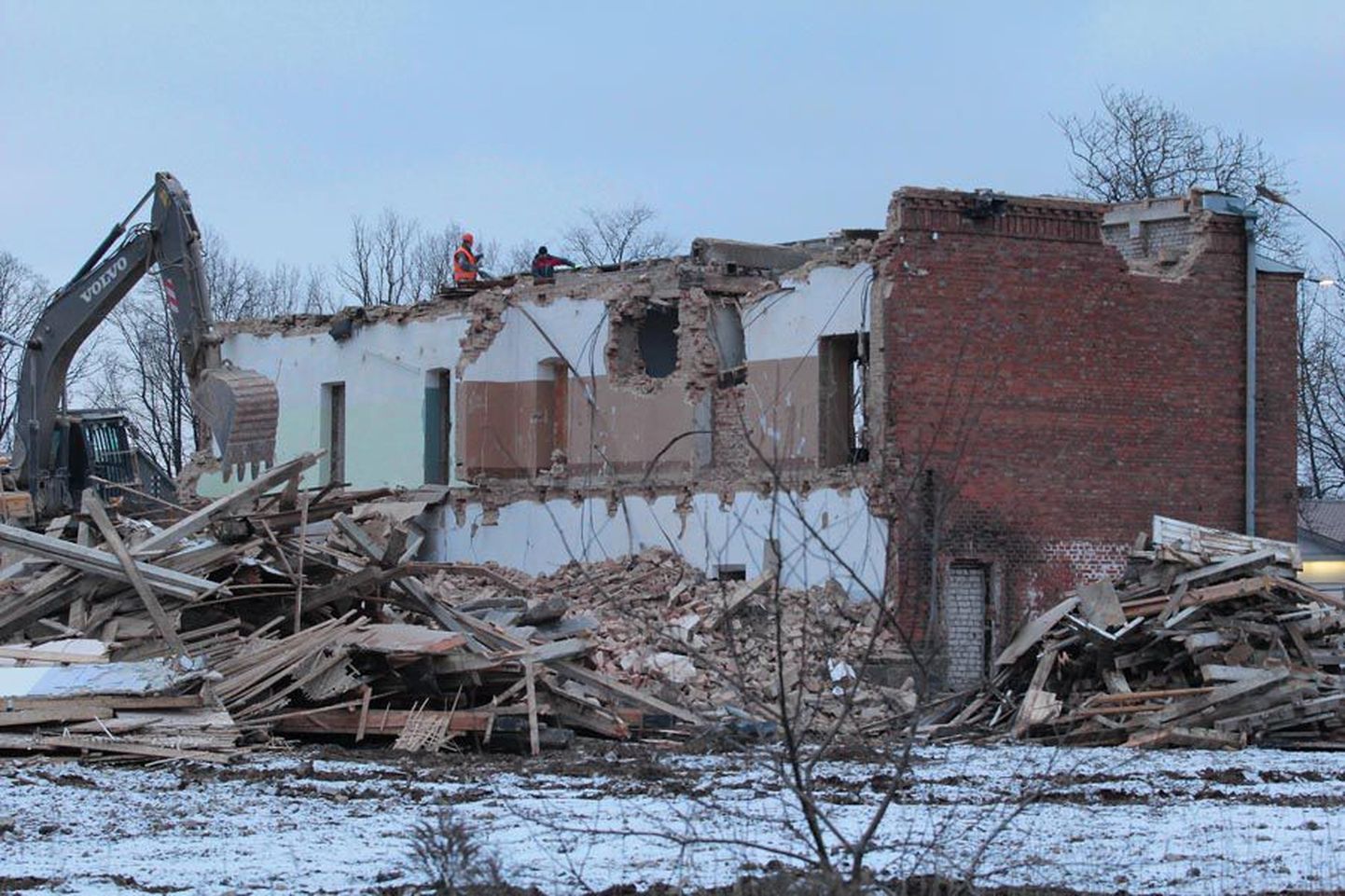 Tallinna tänava äärse hoone lammutamine oli eile jõudnud lõppjärku. Majast jääb alles vaid fassaad.