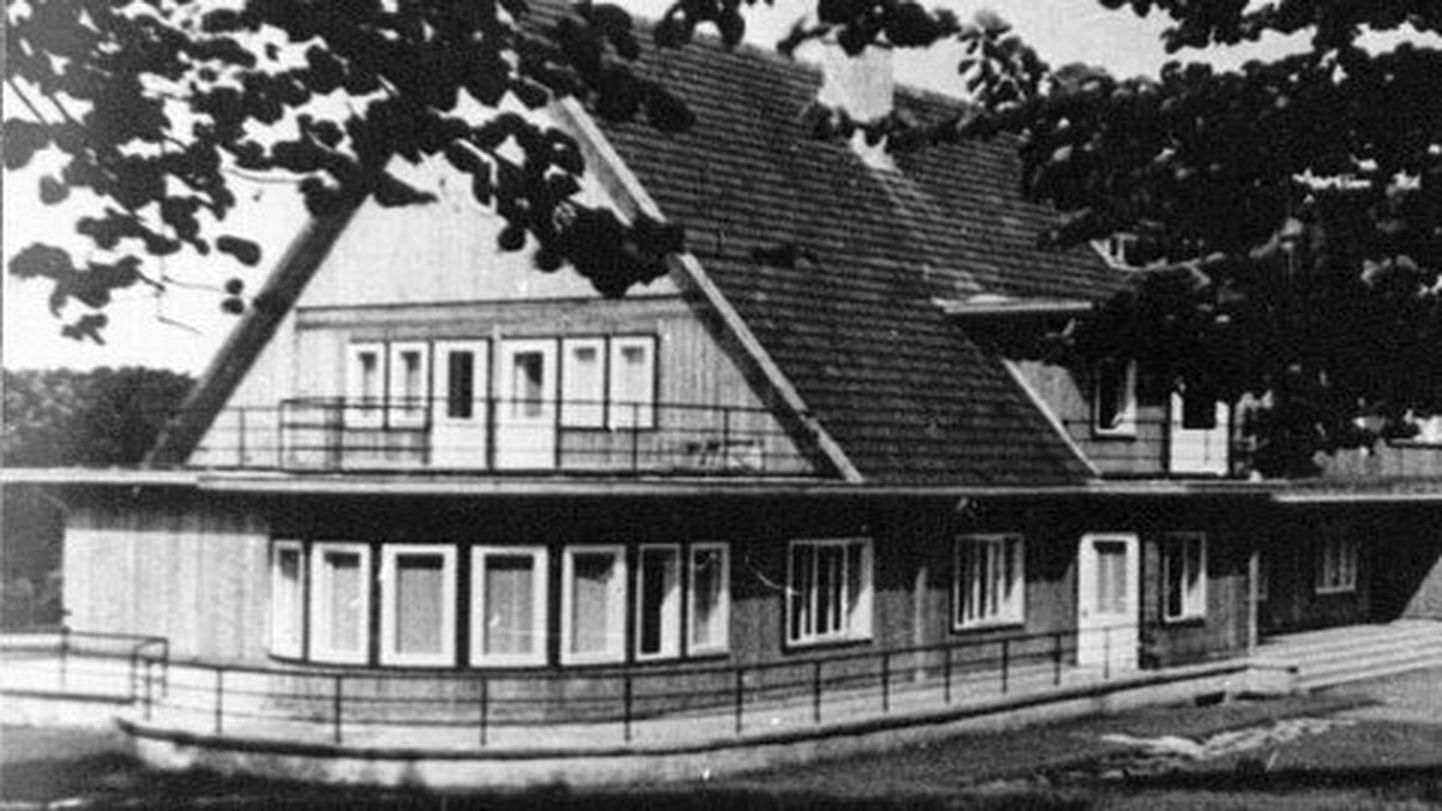 Komandandi maja projekteeris tuntud arhitekt Roman Koolmar, kes põgenes Eestist 2. maailmasõja ajal ja töötas hiljem arhitektina USAs.